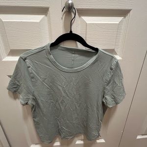 Lululemon Cropped T-Shirt 8/10